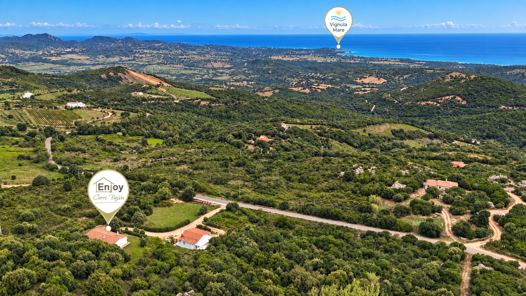 Vista aerea di Enjoy Corribassu e della costa, con le indicazioni della casa e di Vignola Mare